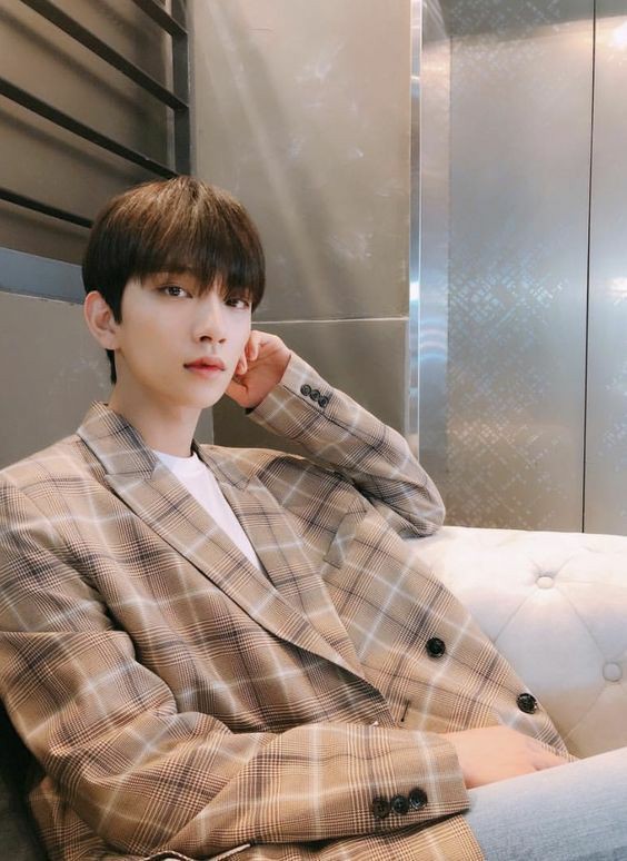 odeskies's tweet photo. • • • 𝐂𝐋𝐎𝐒𝐄 𝐓𝐎 𝐘𝐎𝐔

Wonwoo ingin Jisoo tahu, hanya dirinyalah kandidat terkuat yang pantas bersanding di samping Jisoo. 

（ WONSHUA!AU ） https://t.co/tkL9uzzeF9