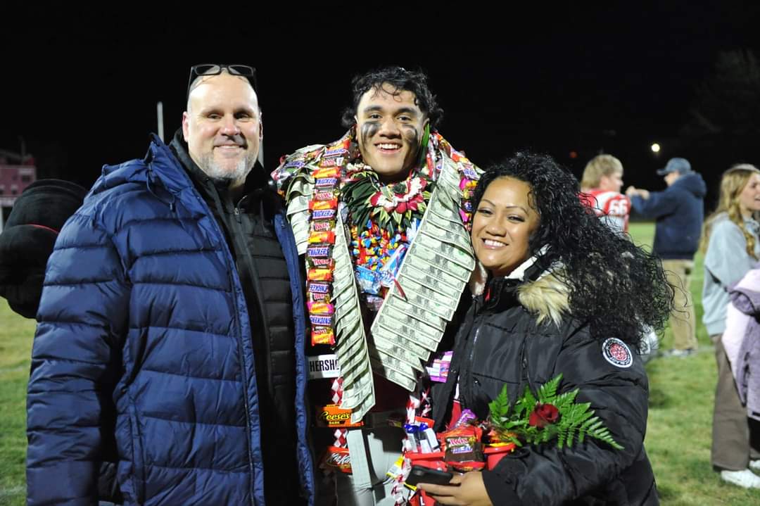 NatalieOstler1's tweet photo. Senior Night arrived way to quickly.😭😭@OstlerTrevin @Brostler1973
#RedHawkFootball #SeniorSZN #SamoanViking https://t.co/BvmklJGZ6q