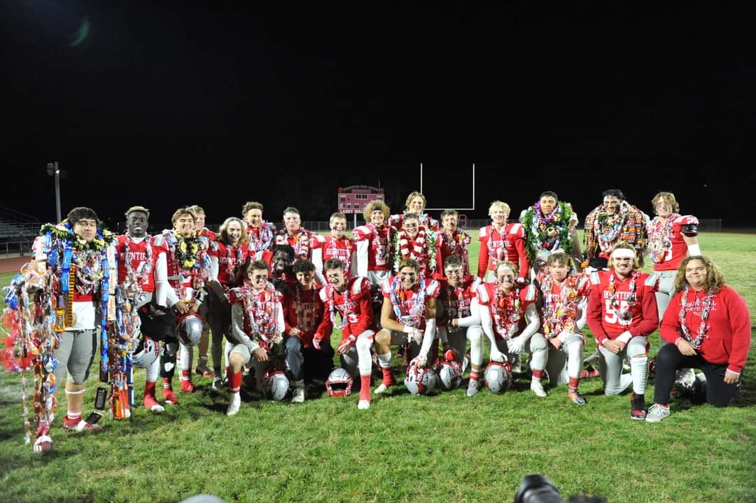 NatalieOstler1's tweet photo. Senior Night arrived way to quickly.😭😭@OstlerTrevin @Brostler1973
#RedHawkFootball #SeniorSZN #SamoanViking https://t.co/BvmklJGZ6q