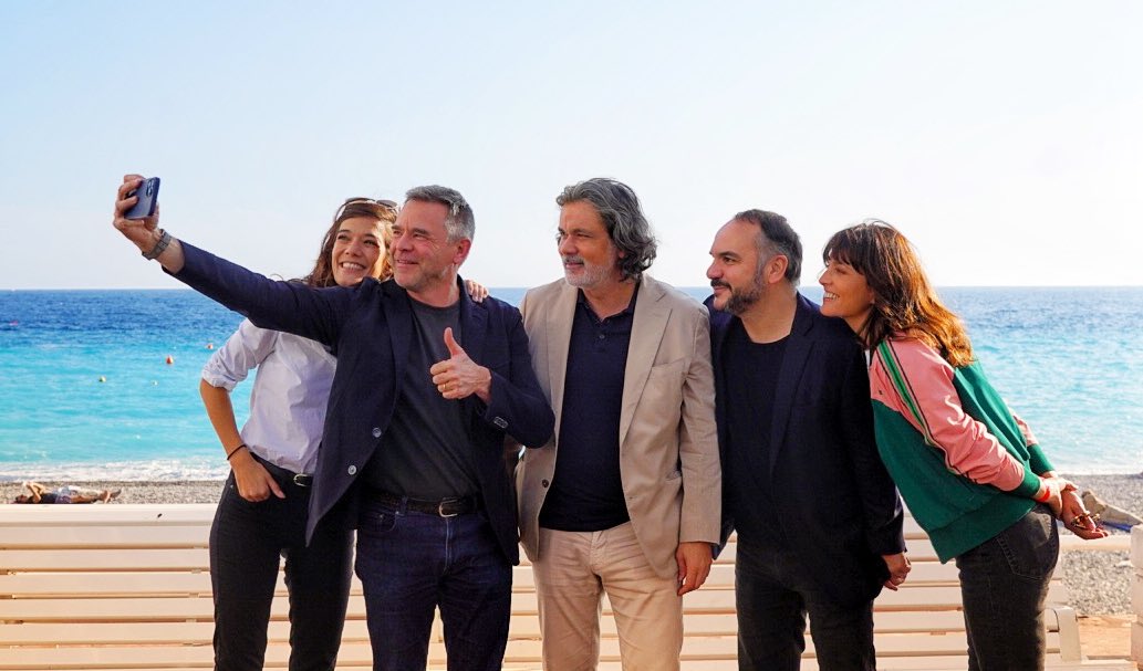 VilledeNice's tweet photo. 🤩 Balade sur la Prom’ avec l’équipe du film « Le temps des secrets » de @CBarratier.

#ILoveNice https://t.co/C8019OnZJ4