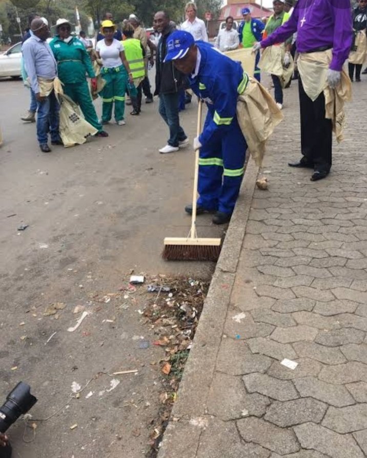 Jobe_016's tweet photo. Mashaba's office as Executive Mayor of Joburg was on streets with municipal staff serving residents #LetsFixJoburg #BringBackMashaba https://t.co/YSLzMRXHfE