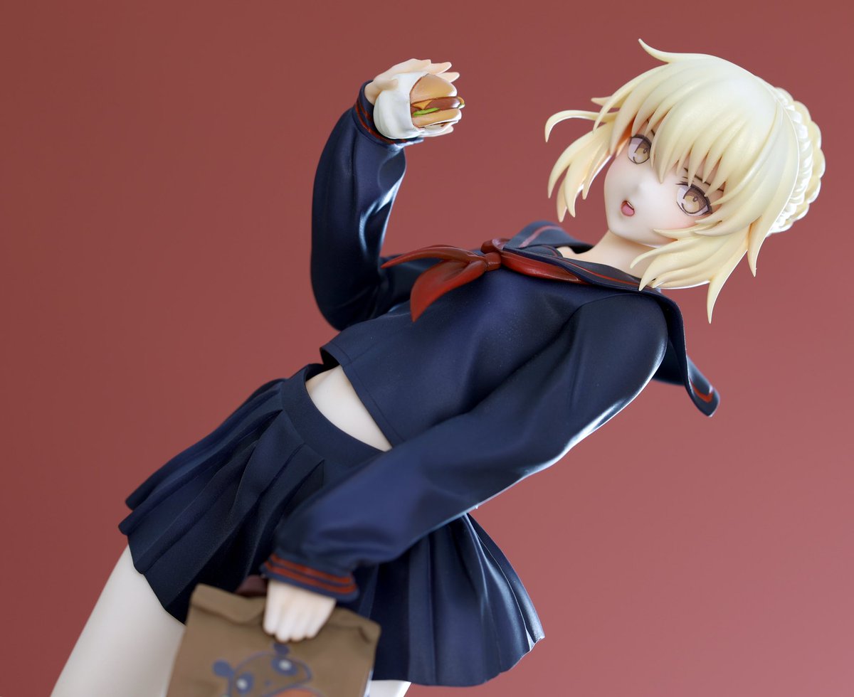 制服アルトリアオルタ 好きな服を好きな子に勝手に着せたフィギュアを