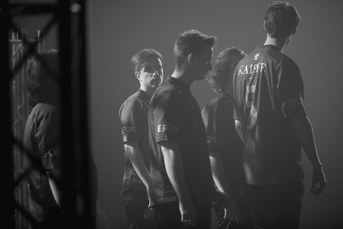 2021Worlds's tweet photo. Eliminados! 

17° 🇪🇺 MAD 4-7
16° 🇨🇳 RNG 6-5
15° 🇰🇷 HLE 4-5
14° 🇨🇳 LNG 3-4
13° 🇺🇸 TL 3-4
12° 🇭🇰 PSG 3-3
11° 🇪🇺 FNC 1-5
🔟 🇺🇸 100T 3-3
9️⃣ 🇯🇵 DFM 3-7
8️⃣ 🇪🇺 RGE 3-5
7️⃣ 🇨🇳 FPX 2-5
6️⃣ 🇹🇼 BYG 4-8
5️⃣ 🇦🇺 PCE 5-7
4️⃣ 🇹🇷 GS 4-5
3️⃣ 🇧🇷 RED 3-6
2️⃣ 🇷🇺 UOL 1-4
1️⃣ 🇨🇷 INF 0-4

#Worlds2021 https://t.co/nmAjR7tP7X
