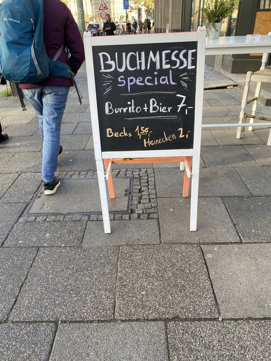 TanjaML's tweet photo. 24 x @Book_Fair als Buchhändlerin oder Lehrerin von solchen. Beim 25. x als Geschäftsführerin des 🇨🇭Verbandes ist alles anders. Ausser der Ernährung - die bleibt ein bisschen schwierig. https://t.co/uC3O6Z8pod