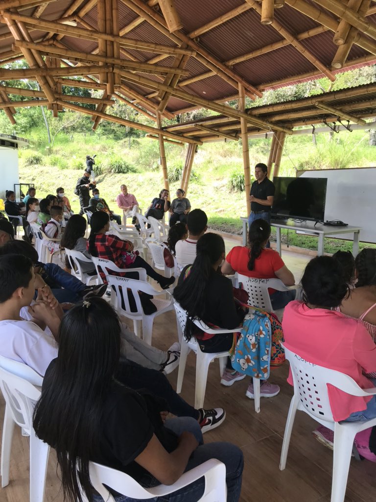 ASOPEPPLANADAS's tweet photo. “Con este proyecto de aves le estamos arrebatando niños a la guerra” Camilo Enciso, gerente comercial Asopep. @FondoONUCol @diegoCOLbirding https://t.co/sc03327ZXO