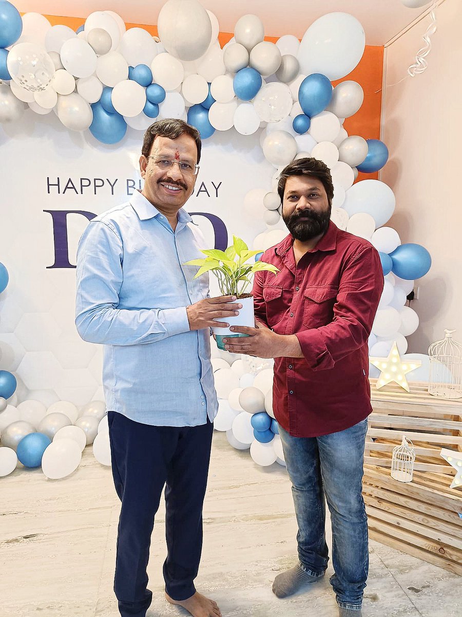 RJRaajRedfm's tweet photo. Happiest Birthday @tsrtcmdoffice Sajjanar garu 🎉🎊
You are a wonderful person. I hope your special day is the beginning of another amazing year. Have a great birthday Sir🤗 https://t.co/N3IosYGXKw