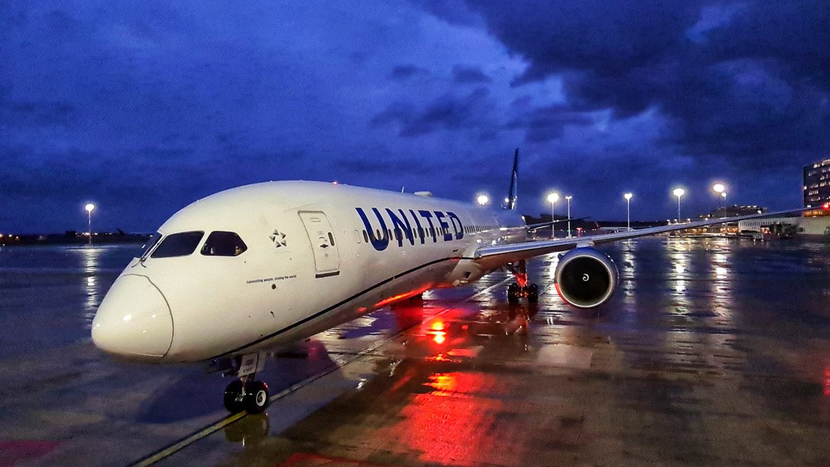 Peanutbunny1's tweet photo. Never approach the aircraft when the beacon is on and prior to to all engines spooled down.  Safety is always a priority - rain or shine.   @AOSafetyUAL Photo credit to @qiewie https://t.co/gYsQxqyA4H