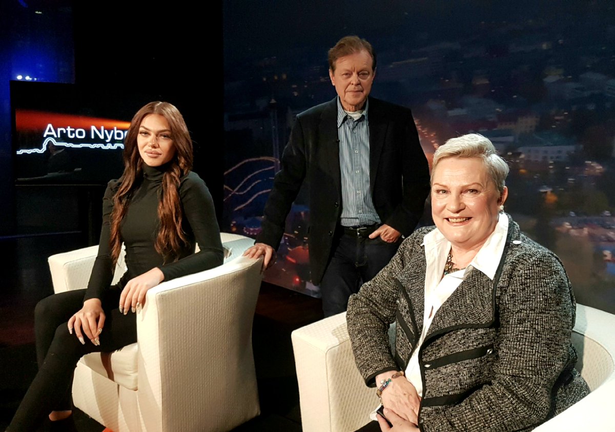 LAkimof's tweet photo. @artonyberg suora lähetys klo1845: Jade Nyström, Claes Olsson ja Tiina Weckström. @YleTV1 ja @yleareena . https://t.co/1EwefjwJuF