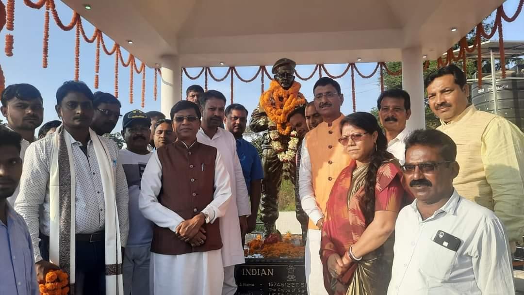 ManojKrSahu2's tweet photo. चोरिया शहीद अभिषेक कुमार साहू पुण्यतिथि कार्यक्रम में माननीय सांसद संजय सेठ माननीय सांसद सुदर्शन भगत प्रदेश उपाध्यक्ष गंगोत्री कुजूर अन्य उपस्थित  हुए https://t.co/wfMXSWypxQ