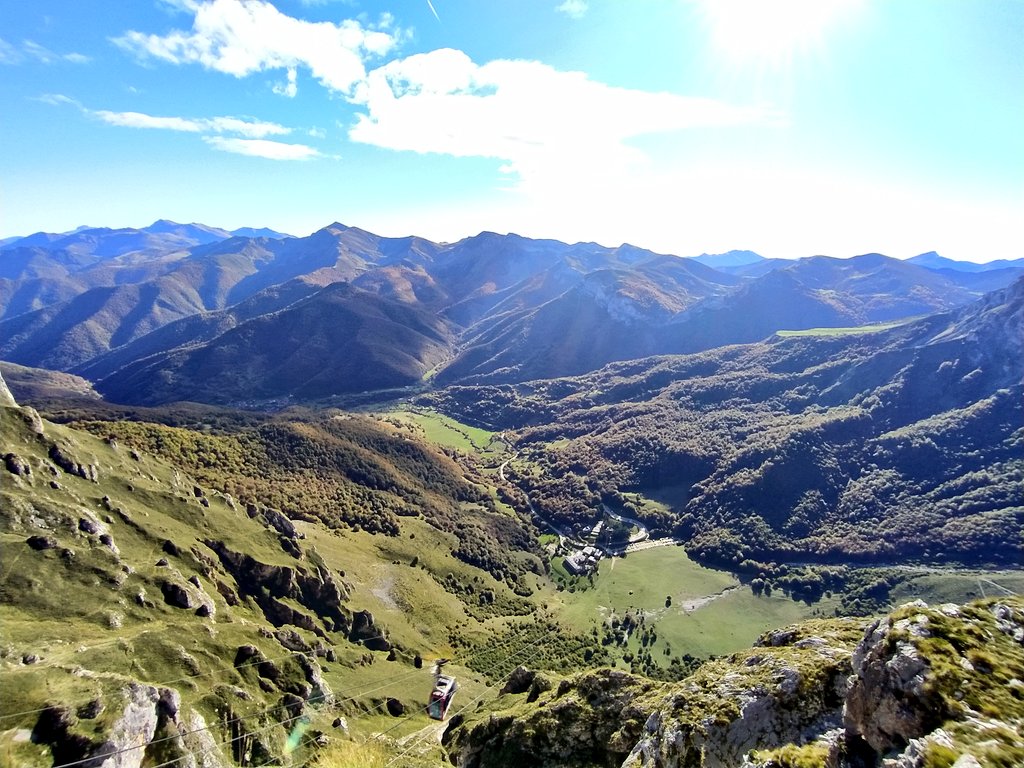 frantiba's tweet photo. Arriba Picos de Europa, gigantes de la montaña. Cable 🔄 Cabaña Verónica y Collado Horcados Rojos, mirando al #Uriellu, #Cuera y #Cantábrico . https://t.co/YiVSPbjJvt