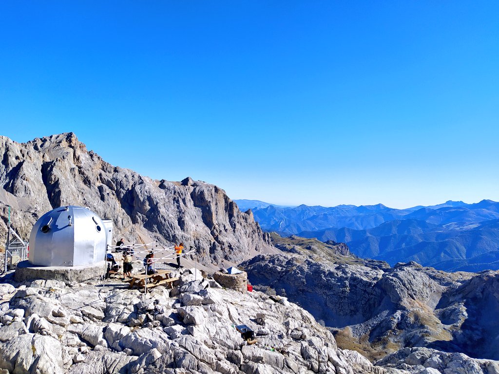 frantiba's tweet photo. Arriba Picos de Europa, gigantes de la montaña. Cable 🔄 Cabaña Verónica y Collado Horcados Rojos, mirando al #Uriellu, #Cuera y #Cantábrico . https://t.co/YiVSPbjJvt