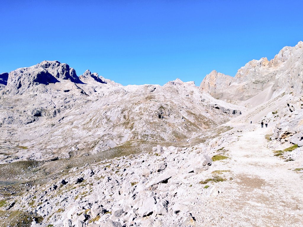 frantiba's tweet photo. Arriba Picos de Europa, gigantes de la montaña. Cable 🔄 Cabaña Verónica y Collado Horcados Rojos, mirando al #Uriellu, #Cuera y #Cantábrico . https://t.co/YiVSPbjJvt