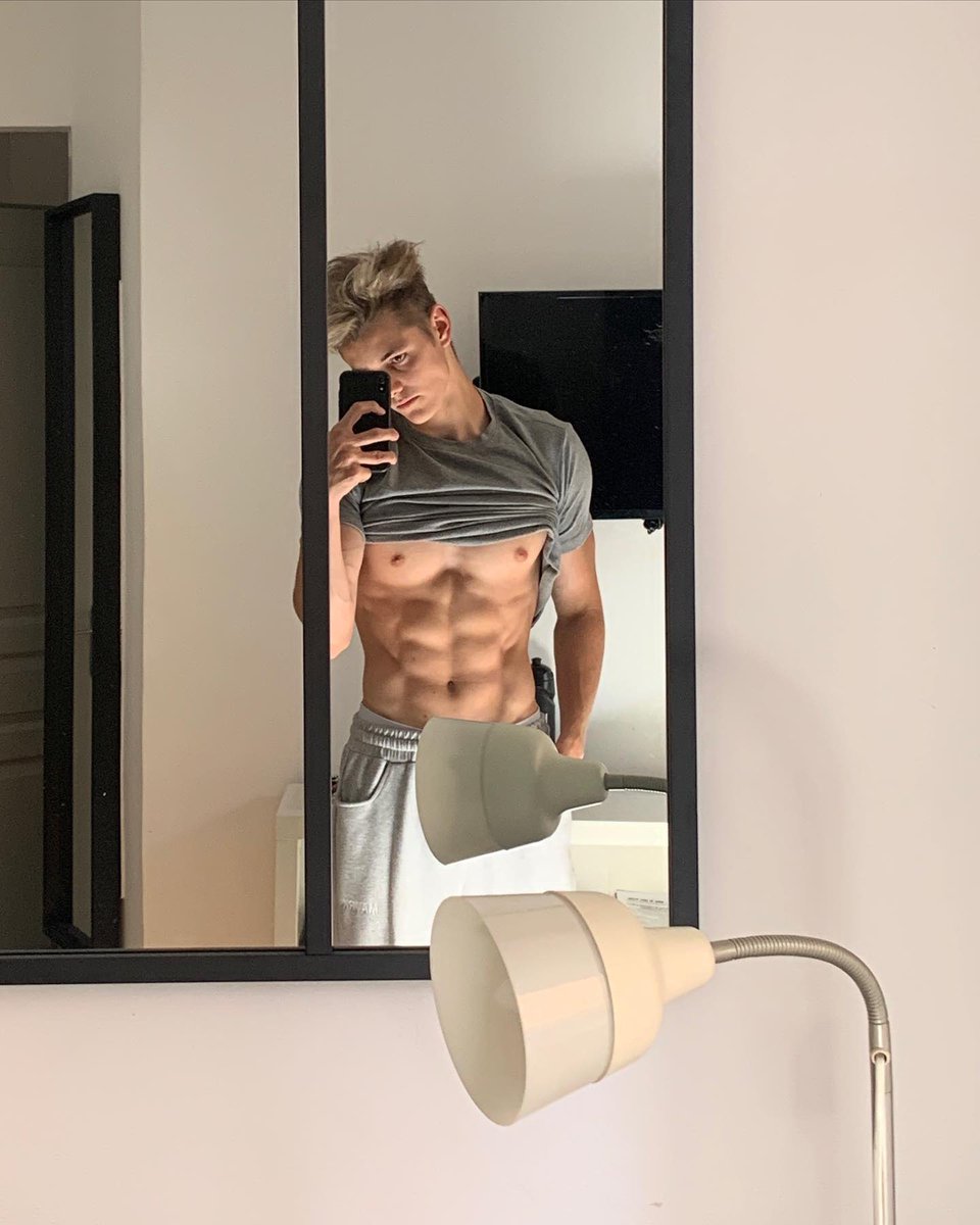 dragonboyia's tweet photo. • @tim_troetschel Mirror mirror 🪞
I uploaded my beginners workout guide on my YouTube channel yesterday 😌 go check it out! 🔥❤️

#Modellifestyle #internationalmodel #modelph #fashionfest #photoshooting #newmodels ##outfittoday #casual #casualstyle #stylegram #streetstyle https://t.co/BMku5dBWGz