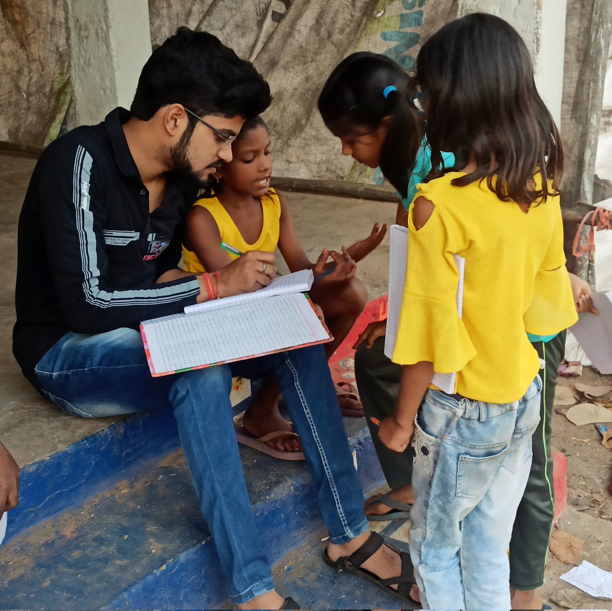 Starlightfo_'s tweet photo. Learning &amp; Teaching are like lock and key 🔐
One Is Incomplete without the other ❤️❤️

#education #educationforall #rte #childrens #volunteer #joinus #love #care #support #spreadsmiles #witheverychild #enlightthedarkness #starlightfoundationindia https://t.co/idCvJbiisy
