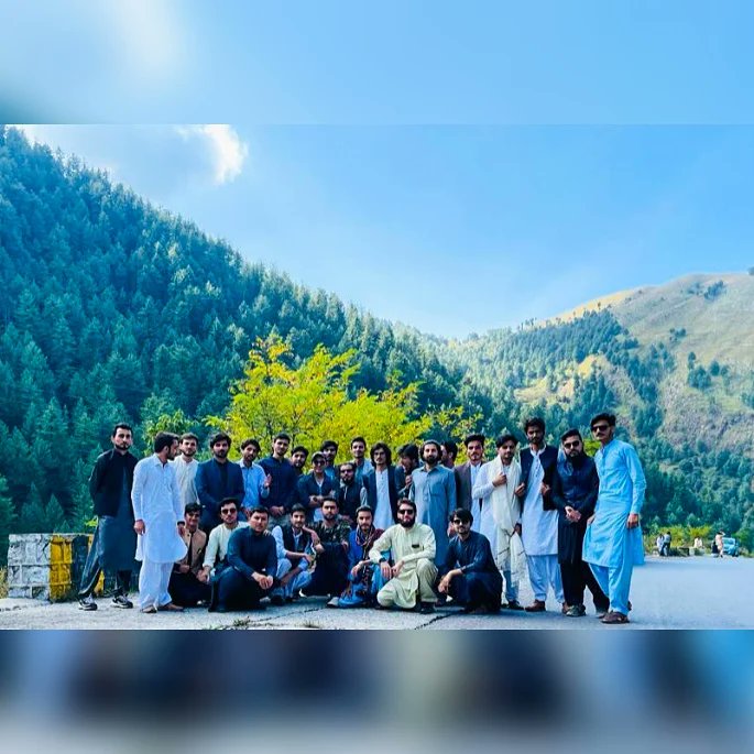 its_hilal18's tweet photo. With Classmates & Prof- Dr Naveed Islam Sir At Nathia Gali & Ayubia.... 😎❤🥰
On a University Trip 🚌
#Computer_Science_Department
#islamiacollegepeshawar
#Islamians https://t.co/Aixg2Qujvd