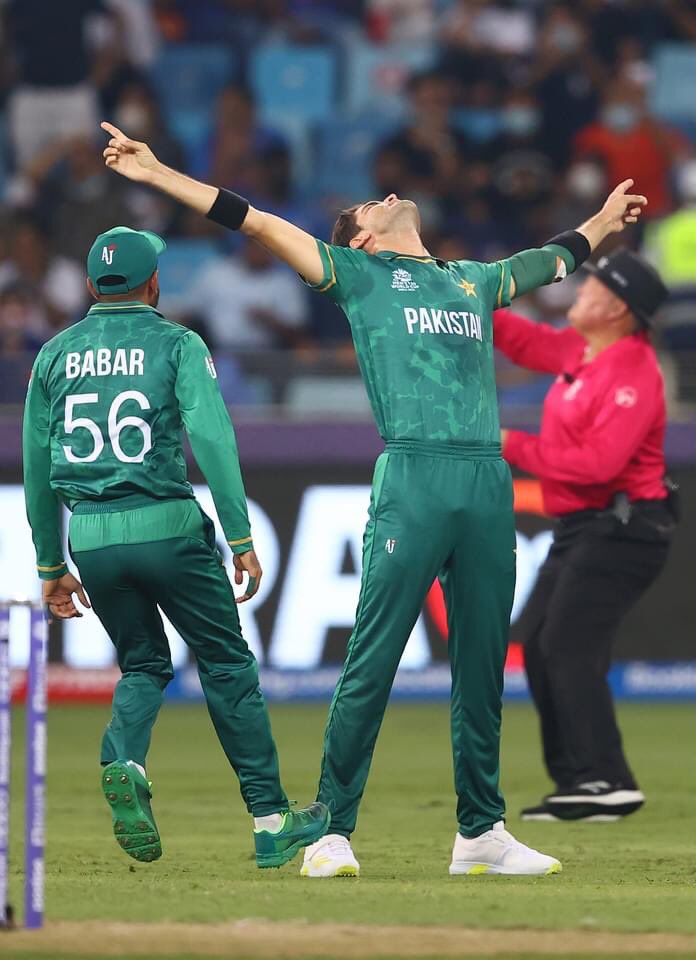 moumkts1's tweet photo. Game on Haiiiii
#Kohli Gone |
#PakistanvsIndian #PakVsIndia #MaukaMauka https://t.co/HHfpeM1Fvb
