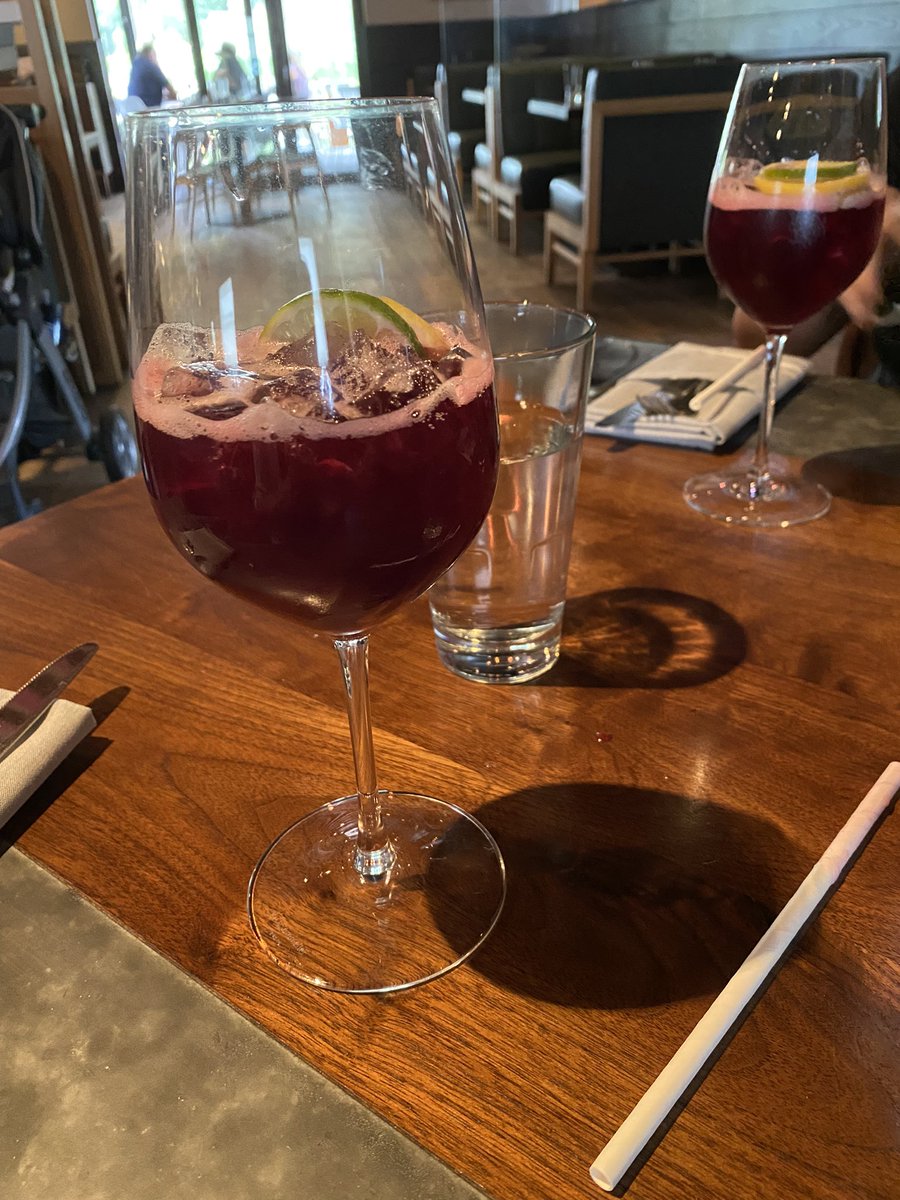 CourtneyRCooper's tweet photo. @RealCarrotTop  My mom and I decided to try out Luke’s Kitchen and Bar and I know you come here frequently and this was my first time, the food and drink was excellent! 🙌 https://t.co/Uko0SuY2D8
