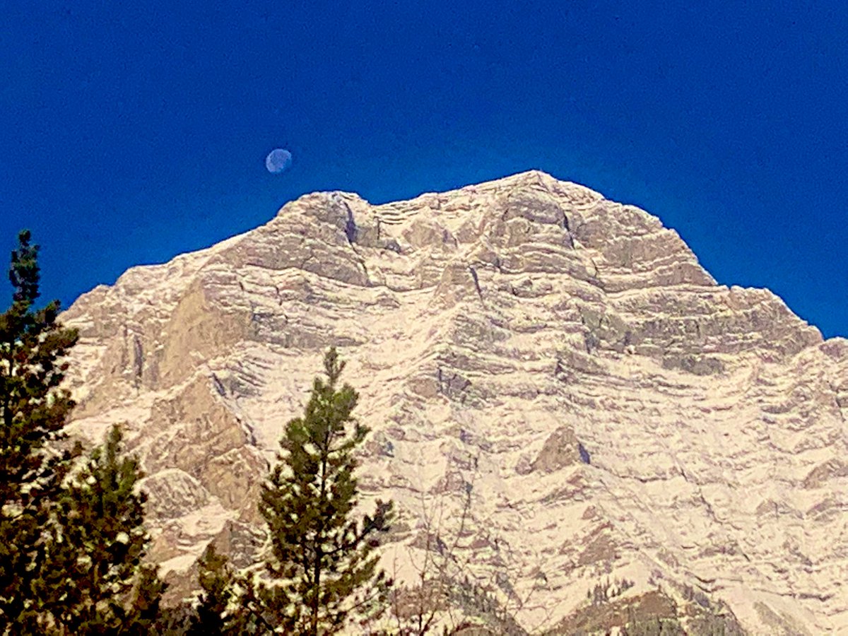 Washed_Up's tweet photo. 0c, #moon setting behind a #snow covered #MtKidd in #Kananaskis valley #ShareYourWeather #abstorm https://t.co/HBR6yfYD4J