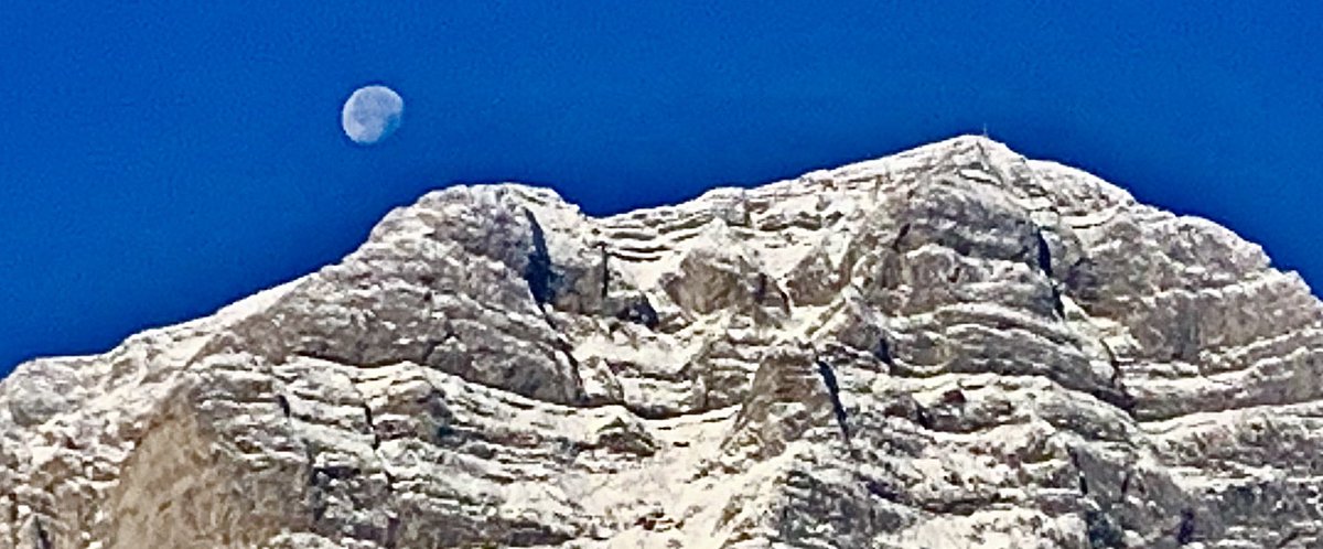 Washed_Up's tweet photo. 0c, #moon setting behind a #snow covered #MtKidd in #Kananaskis valley #ShareYourWeather #abstorm https://t.co/HBR6yfYD4J