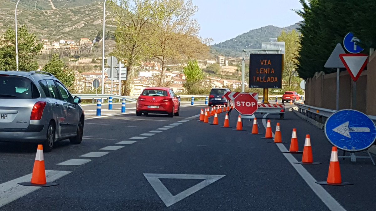transit's tweet photo. ℹ Per facilitar #retorn #capdesetmana hem habilitat mesures especials a diversos punts

👉 S'incrementa la capacitat viària
👉 Es garanteix la seguretat 

🛣 Al llarg de l’any, n'instal·lem més de 5 mil km
 
📑 https://t.co/VObWahu0Nx

#Infotrànsit #SCT https://t.co/4k9LDpWk6P