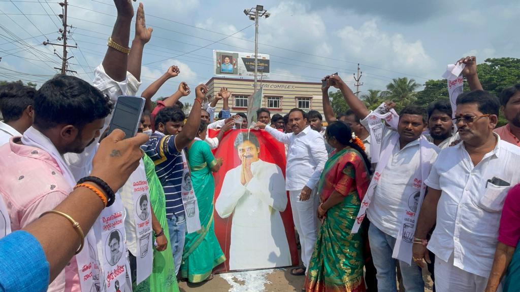 JanaSenaParty's tweet photo. ప్రముఖ దళిత నాయకులు దామోదర సంజీవయ్య గారి ఇంటిని స్మారక చిహ్నంగా తీర్చిదిద్దడానికి కోటి రూ"విరాళం ప్రకటించడమేగాక కర్నూలు జిల్లాకు సంజీవయ్య గారి పేరు పెట్టాలనిడిమాండ్ చేసిన @PawanKalyan గారికి రాష్ట్రంలోని దళితులంతా రుణపడి ఉంటారని అమలాపురం లోజనసేనాని చిత్రపటానికి పాలాభిషేకం చేశారు https://t.co/RePFEiuga4