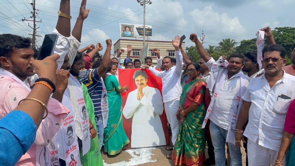JanaSenaParty's tweet photo. ప్రముఖ దళిత నాయకులు దామోదర సంజీవయ్య గారి ఇంటిని స్మారక చిహ్నంగా తీర్చిదిద్దడానికి కోటి రూ"విరాళం ప్రకటించడమేగాక కర్నూలు జిల్లాకు సంజీవయ్య గారి పేరు పెట్టాలనిడిమాండ్ చేసిన @PawanKalyan గారికి రాష్ట్రంలోని దళితులంతా రుణపడి ఉంటారని అమలాపురం లోజనసేనాని చిత్రపటానికి పాలాభిషేకం చేశారు https://t.co/RePFEiuga4