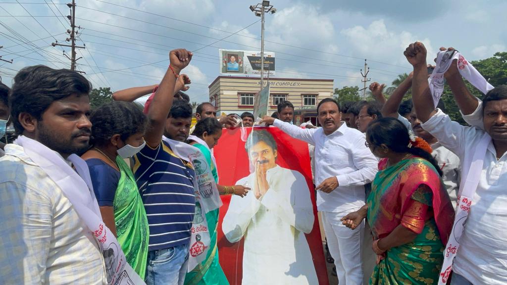 JanaSenaParty's tweet photo. ప్రముఖ దళిత నాయకులు దామోదర సంజీవయ్య గారి ఇంటిని స్మారక చిహ్నంగా తీర్చిదిద్దడానికి కోటి రూ"విరాళం ప్రకటించడమేగాక కర్నూలు జిల్లాకు సంజీవయ్య గారి పేరు పెట్టాలనిడిమాండ్ చేసిన @PawanKalyan గారికి రాష్ట్రంలోని దళితులంతా రుణపడి ఉంటారని అమలాపురం లోజనసేనాని చిత్రపటానికి పాలాభిషేకం చేశారు https://t.co/RePFEiuga4