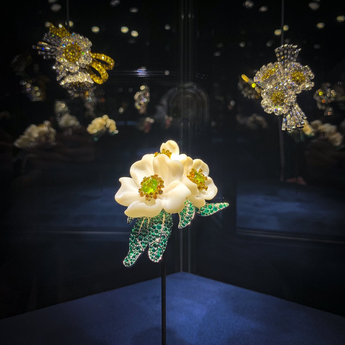 pe_faivre's tweet photo. Exposition onirique, où les créations iconiques de Van Cleef & Arpels dialoguent avec les photographies aux couleurs vibrantes de Mika Ninagawa.
La scénographie de ce jardin enchanté a été imaginée l’architecte Tsuyoshi Tane. #exposition #VanCleefArpels #florae #expomikaflorae https://t.co/zqwHEAdnBh