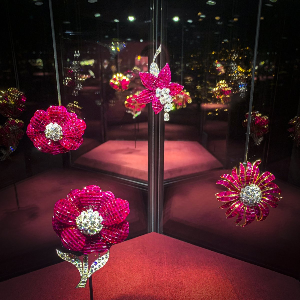 pe_faivre's tweet photo. Exposition onirique, où les créations iconiques de Van Cleef & Arpels dialoguent avec les photographies aux couleurs vibrantes de Mika Ninagawa.
La scénographie de ce jardin enchanté a été imaginée l’architecte Tsuyoshi Tane. #exposition #VanCleefArpels #florae #expomikaflorae https://t.co/zqwHEAdnBh