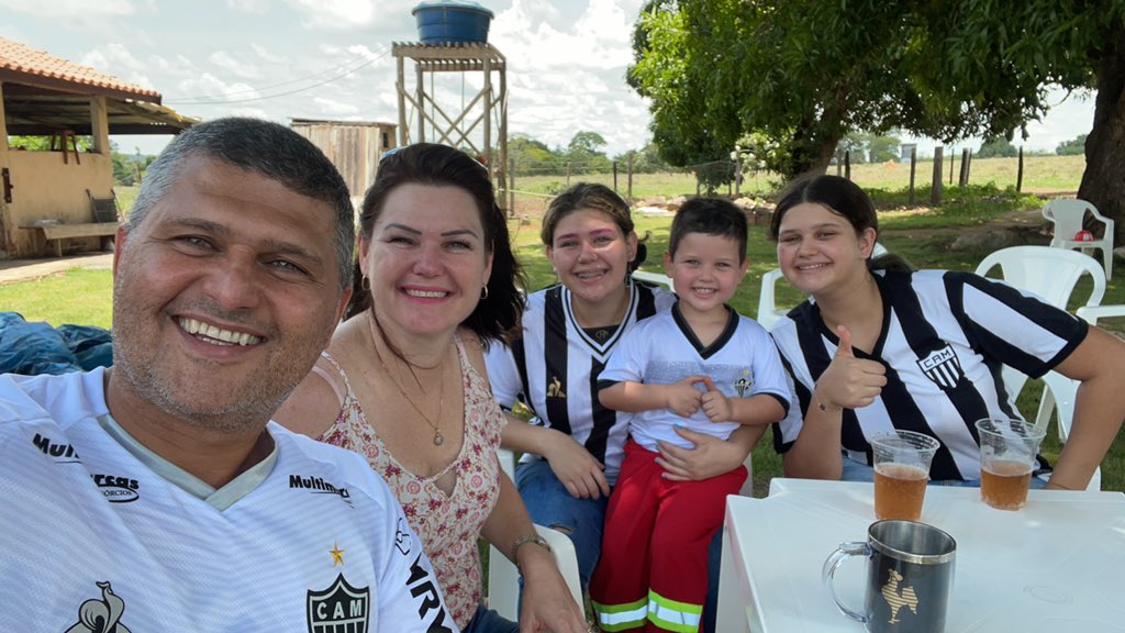 Marcio54523116's tweet photo. Familia unida à espera do jogo em Rondônia https://t.co/MOM8tVGq9Y