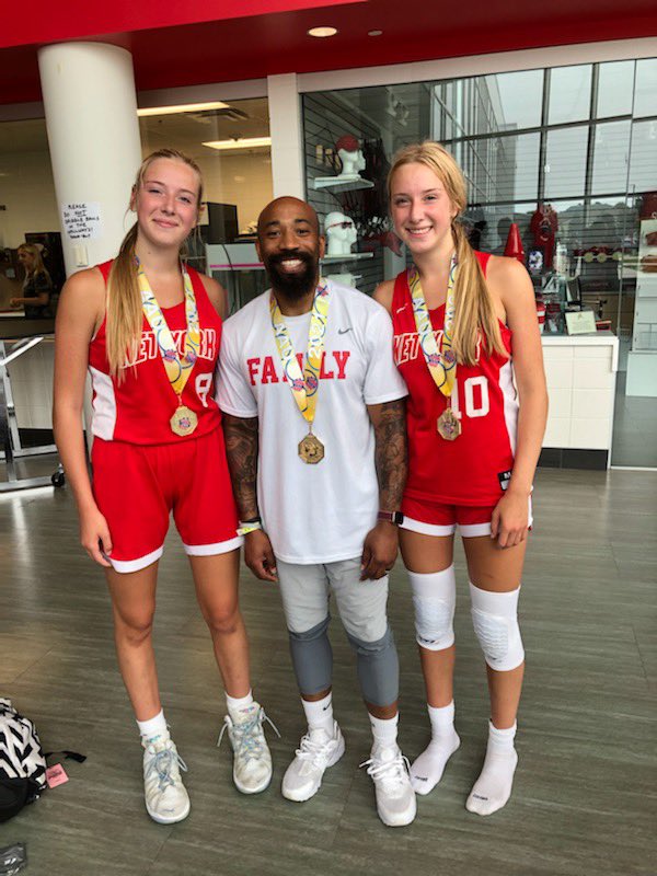 SDNETworkBBall's tweet photo. Help us wish Network Ballers @Hannah_Harpe and @Brooklyn_harpe a Happy Birthday #networkfamily #sdnetworkbasketball #networknation #twins #Washington #warriors @Greg13la https://t.co/LpGTyOMwk5