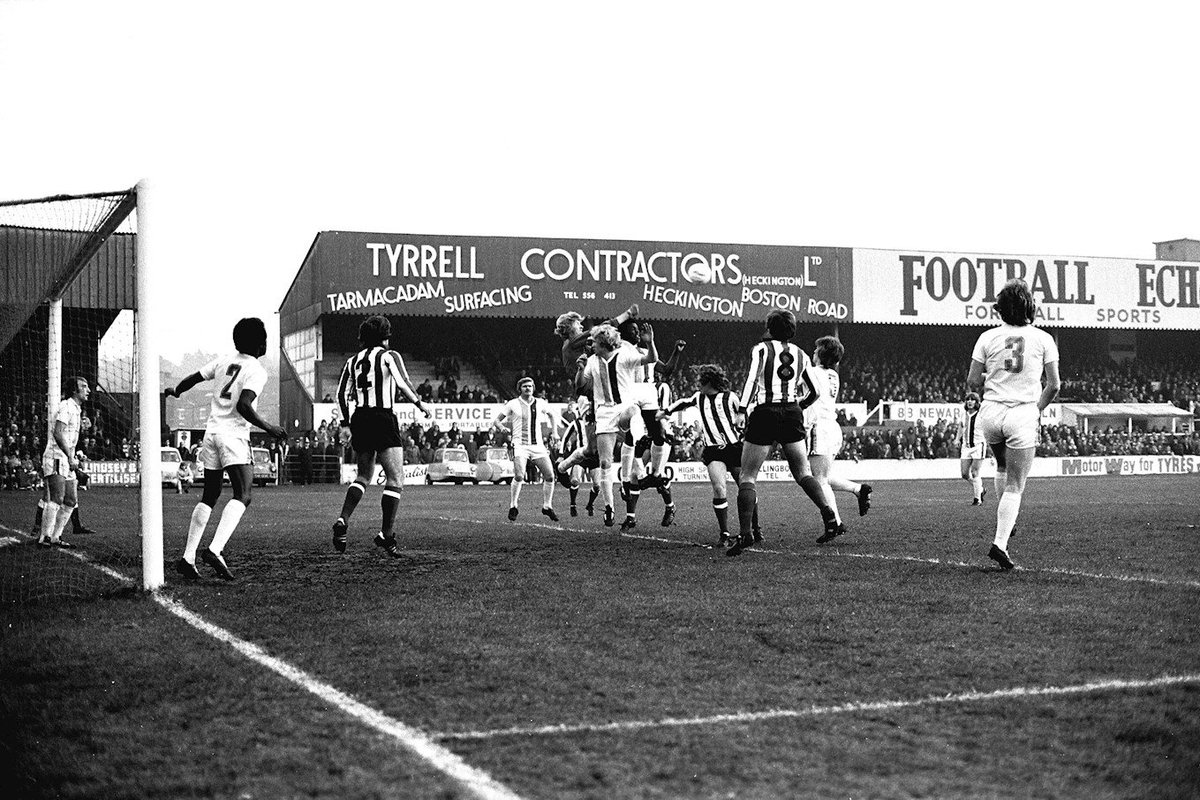 fussballgeekz's tweet photo. #GrahamTaylor leads #LincolnCity to the 1975/76 Division 4 title (74 points - a 2 points-for-a-win record - 111 goals in 46 games). Captained by the rock-solid #SamEllis &amp; fired by #JohnWard's goals, #TheImps were outstanding, their success opening doors for their young manager. https://t.co/GwtfEzM4Ur