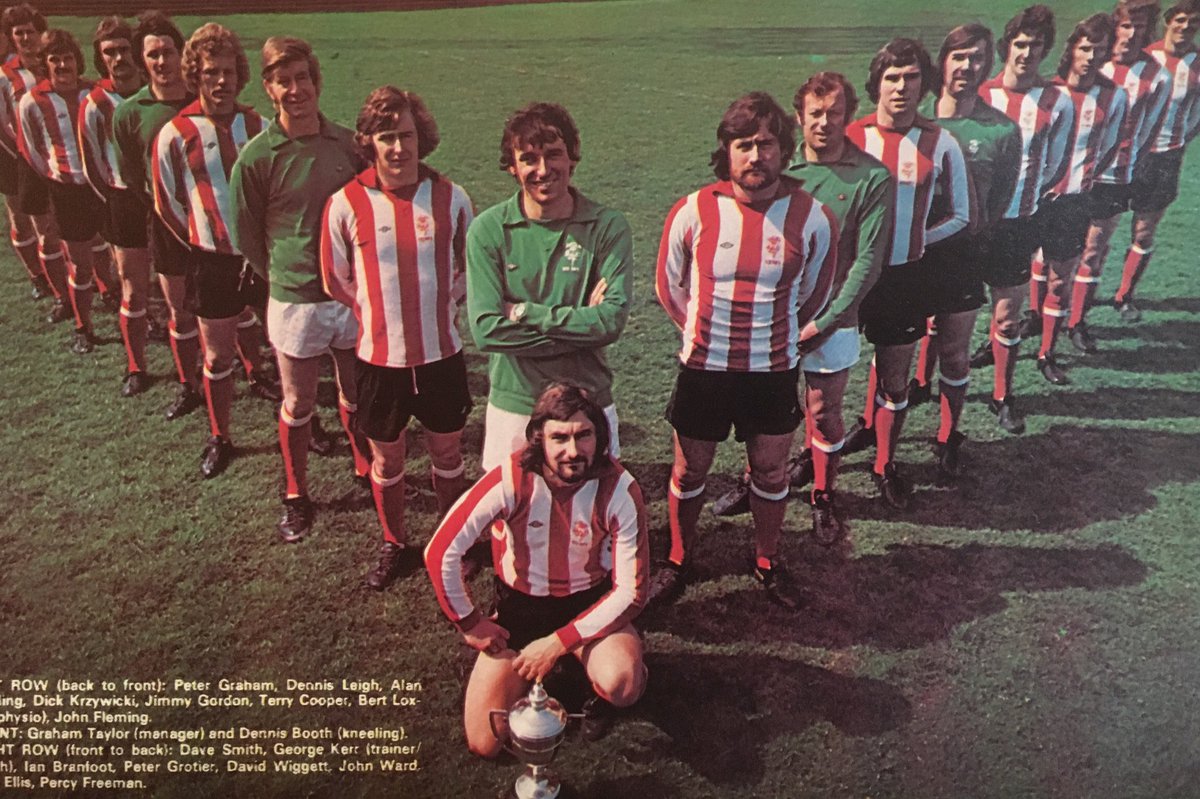 fussballgeekz's tweet photo. #GrahamTaylor leads #LincolnCity to the 1975/76 Division 4 title (74 points - a 2 points-for-a-win record - 111 goals in 46 games). Captained by the rock-solid #SamEllis &amp; fired by #JohnWard's goals, #TheImps were outstanding, their success opening doors for their young manager. https://t.co/GwtfEzM4Ur