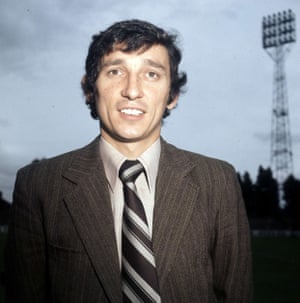 fussballgeekz's tweet photo. #GrahamTaylor leads #LincolnCity to the 1975/76 Division 4 title (74 points - a 2 points-for-a-win record - 111 goals in 46 games). Captained by the rock-solid #SamEllis &amp; fired by #JohnWard's goals, #TheImps were outstanding, their success opening doors for their young manager. https://t.co/GwtfEzM4Ur