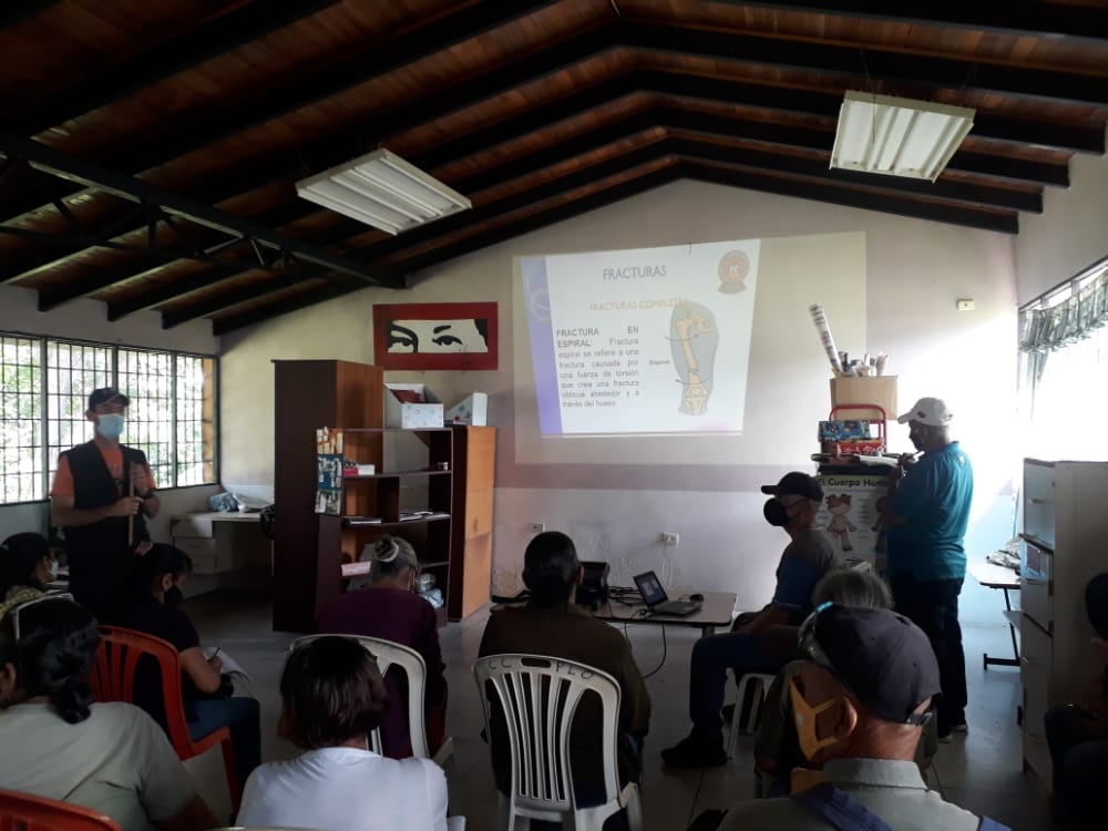 apdi_matriz's tweet photo. Instrucción masiva con la participación de las Milicianas y los Milicianos del @apdi_matriz capacitando al personal en los temas de PR, Biosegueridad y Sanidad Militar.
@Milicia_B1 @CmmzMerida @caru_adi
@CnelEdgar #VacunarseEsVida
#MeridaInvencible
#GuardianesDeChávezCarú https://t.co/rKg51INS4x
