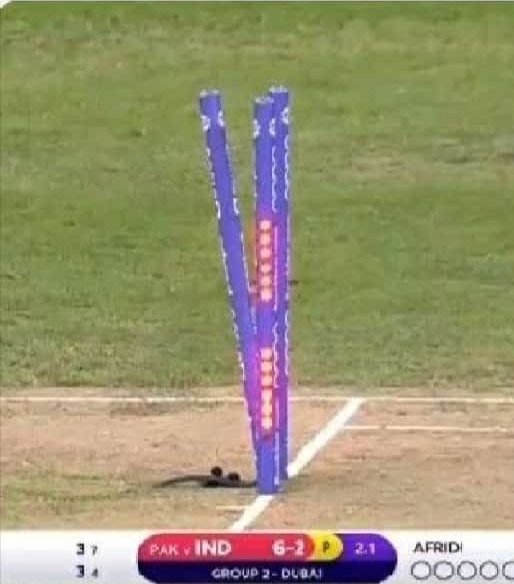 RashidWrites's tweet photo. Pak vs India 
#PakVsInd
The art. . . . . . . .  The artist
#PakistanZindabad https://t.co/vyHMByG8fg