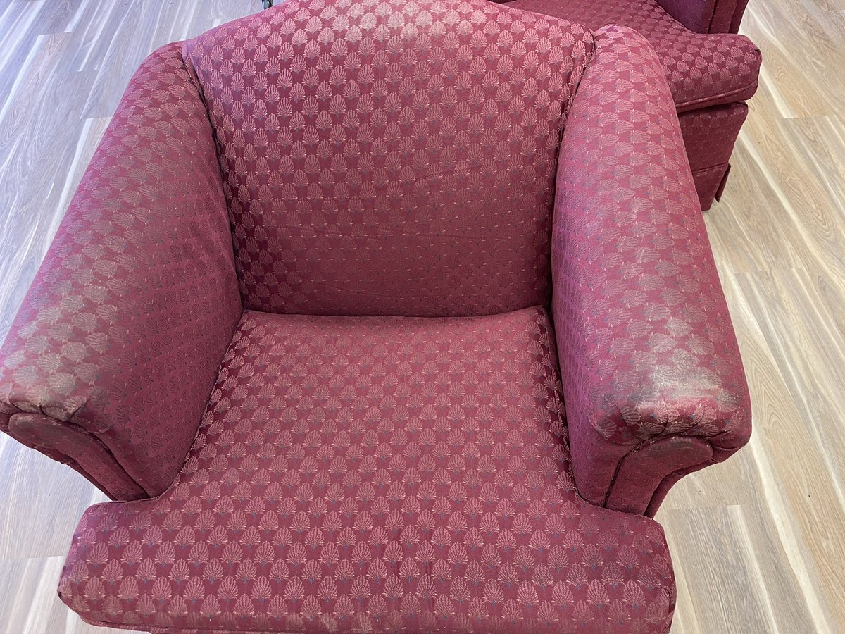 BurnsvilleWVPL's tweet photo. Comfy Chairs: chairs need cleaned, especially the arm and head area. Still very comfortable. $10 and you can have both of them. Pick up at the library. https://t.co/OdWSeDmWeU