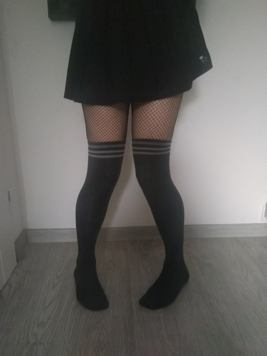 FioletowyKolor's tweet photo. Trochę stresujący tweet, pierwszy raz założyłem spódniczkę, podoba wam się czy raczej tak "meh"?
#Femboy 
#LGBT 
#Polska 
#femboislove https://t.co/y0W2hpVbiw