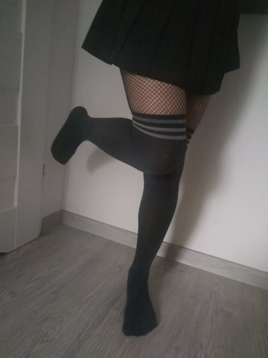 FioletowyKolor's tweet photo. Trochę stresujący tweet, pierwszy raz założyłem spódniczkę, podoba wam się czy raczej tak "meh"?
#Femboy 
#LGBT 
#Polska 
#femboislove https://t.co/y0W2hpVbiw