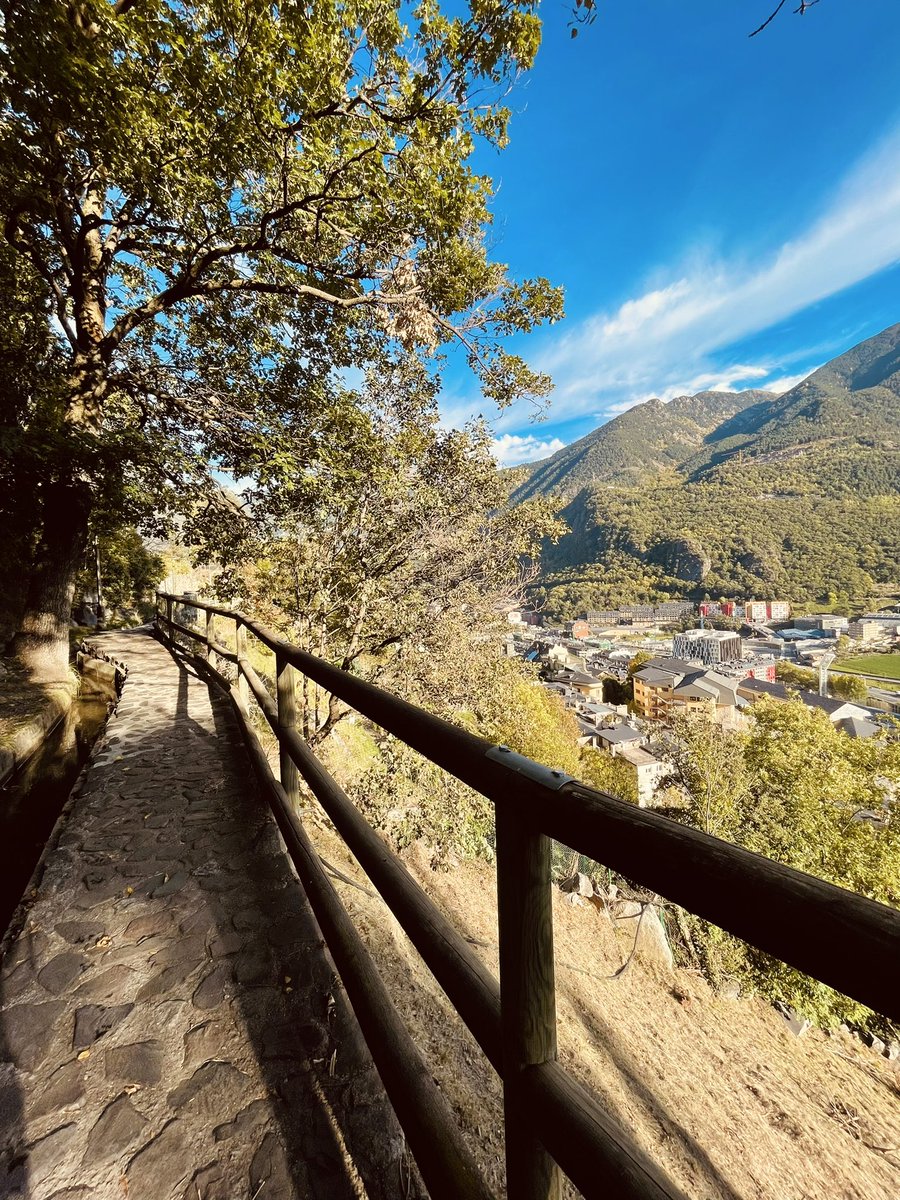 🧭Des del sud fins al nord.

📸 Panoràmica indiscutible d’Andorra la Vella des del Rec del Solà. 

 #andorra #andorralavella #turismeandorralavella