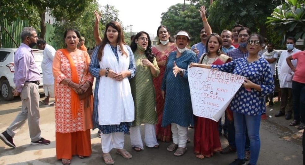 noidakhabar's tweet photo. करवा चौथ का दिन सेक्टर 50 की महिलाओं ने निर्जला व्रत के दौरान किया प्रदर्शन, कांग्रेस नेत्री पंखुड़ी पाठक पहुंची। #noidakhabar
@GuruMaata @noidapolice @pankhuripathak @noida_authority @anil100y @vinodsharmanbt
खबर विस्तार से 👇🏿
https://t.co/ESr7N0cfAm https://t.co/qs1ji1ovez