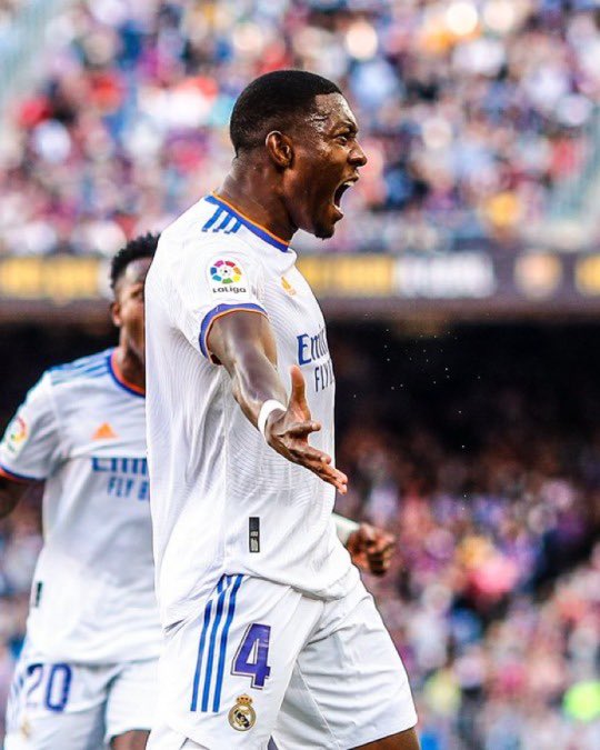 CancherosFc10's tweet photo. ¡EL CLÁSICO ES BLANCO!⚪️
El Real Madrid derrotó 2-1 al Barcelona en el primer clásico de la temporada. Alaba abrió el marcador con un golazo. Vásquez puso el 2-0 en el 90’+4. Al 90’+8, Agüero descontó para el 2-1 final. Cuarta victoria consecutiva en clásicos para el Madrid. https://t.co/VfYa1hSdHk