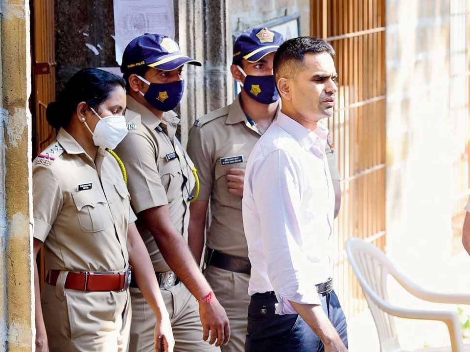 Jannat_Firdouse's tweet photo. Instead of taking an Actions against PBS &amp; Vaze, why an Honest officer like #SameerWankhede sir s actions were trying to be Suppressed❓

Is this how Brave Warrior are treated for doing their Duty with full Honesty❓

- India With Sameer Wankhede https://t.co/BisLmWYZ2g