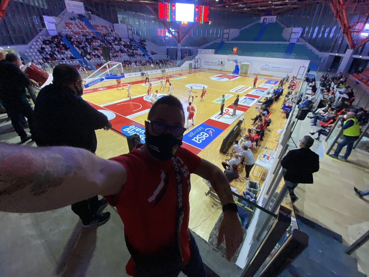 CurvaFelix's tweet photo. #essercisempre @gabrielemarch10 Chieti vs Chiusi 🏀🏀🏀 https://t.co/qMImWFautL