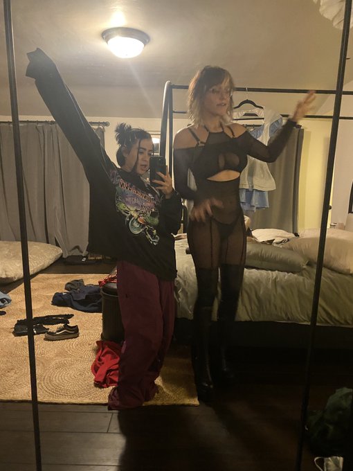 🖤It&rsquo;s a girls night out 🖤 @Sabrinanichol https://t.co/Fohc6Qq6SU<a class="tags" href="/tag/sabrinanichol">@sabrinanichol</a>
