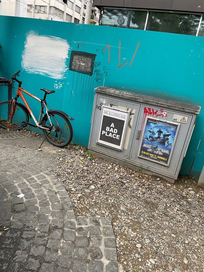 Cmontsoreau's tweet image. A BAD PLACE de Art &amp;amp; Language, publiée dans le magazine Art Press, et présentée cette année à Art Basel et à l&apos;Hôtel des Invalides.

#abadplace #artbasel #museedelarmee #montsoreau 
#artpress