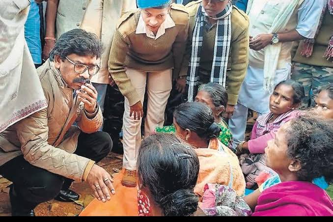 isupporthemant's tweet photo. ये सादगी की प्रतिमूर्ति ही माननीय मुख्यमंत्री आदरणीय श्री @HemantSorenJMM जी को महान बनाती है।
यह महज एक तस्वीर नहीं देश के लिए एक बड़ा संदेश है।
#jharkhandLovesHemant
@JmmJharkhand https://t.co/jv6WqQwE1p