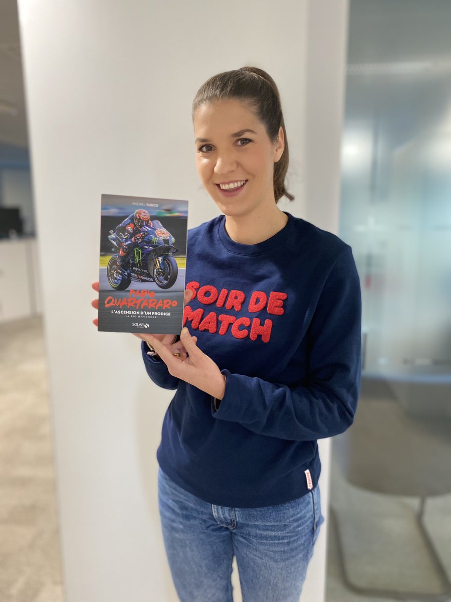 lequipedusoir's tweet photo. 🎁 CADEAU 🎁

À dimanche historique, cadeau historique : @MaccaliCamille vous offre le livre sur Fabio Quartararo, champion du monde de Moto GP, aux @SOLAReditions 

Pour gagner : RT + Follow @lequipedusoir 🏍🏍 https://t.co/ZyL5Rscgx5