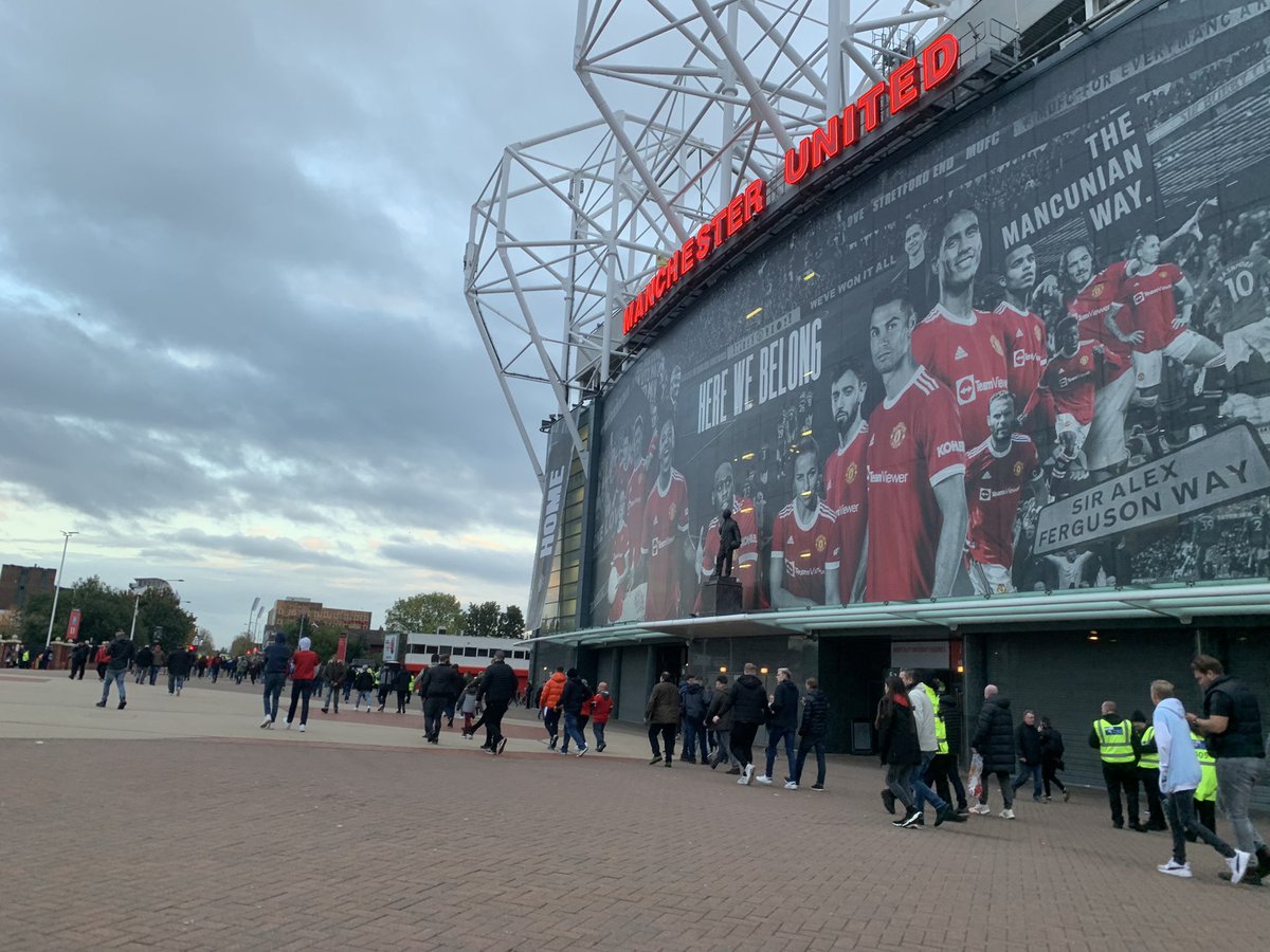 BobbiHuyton's tweet photo. Half time #MUNLIV. Plenty of fans leaving the ground https://t.co/CffpA36CfR