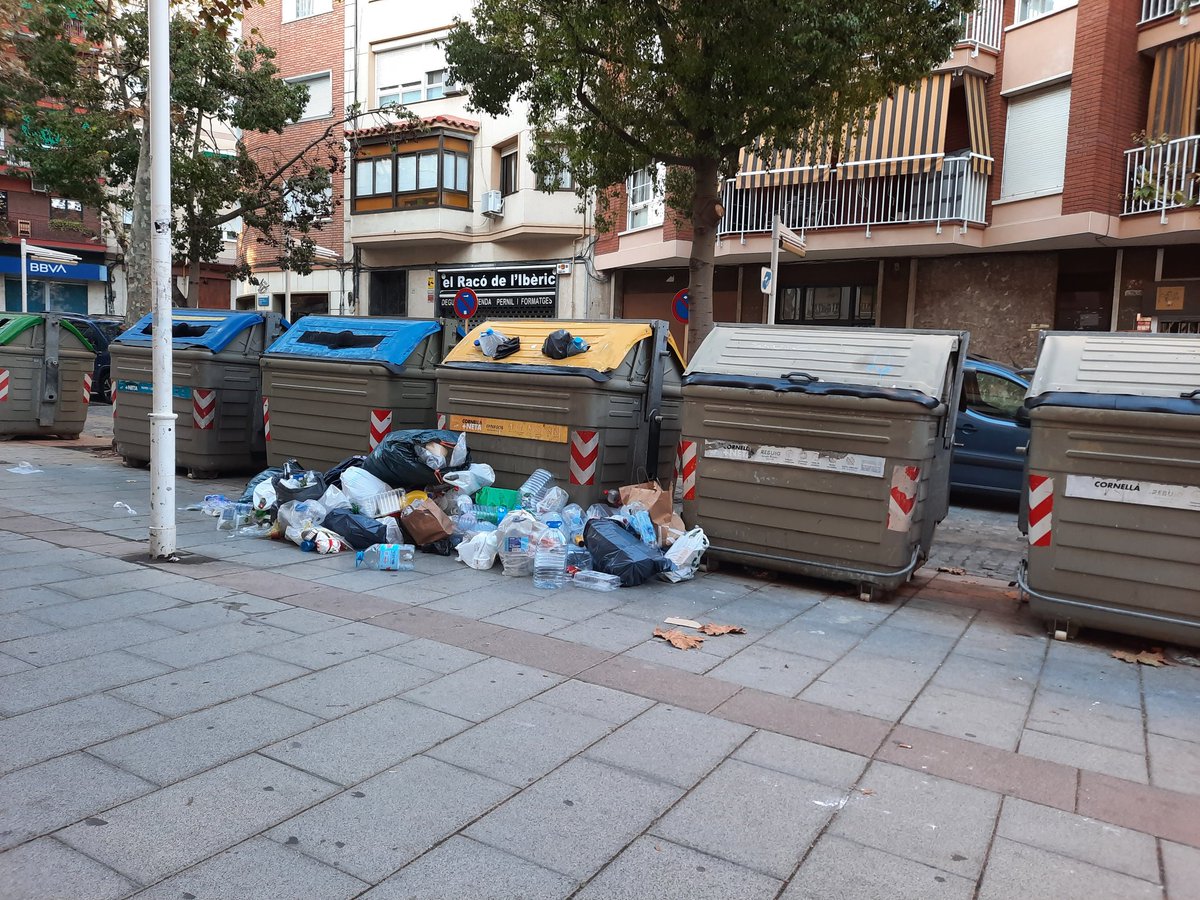 cornella20's tweet photo. @apropcornella @PSC_Cornella @PSCBaix @socialistes_cat volvemos a tener este contenedor en este estado. No tiene sentido fomentar q se recicle y dar esta imagen de dejadez en la recogida por vuestra parte @pet_elisabeth @claudiocarmonav @carlemany @ciudadani08940 @Ebrimat https://t.co/jz6qNwaM1p